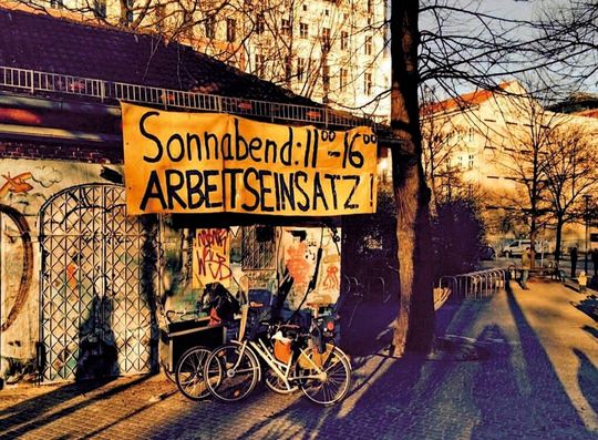Die Mitarbeiter besitzen die Möglichkeit, sich für Zusatzschichten, beispielsweise am Wochende, einzutragen. Die Mitarbeiter besitzen die Möglichkeit, sich für Zusatzschichten, beispielsweise am Wochende, einzutragen.