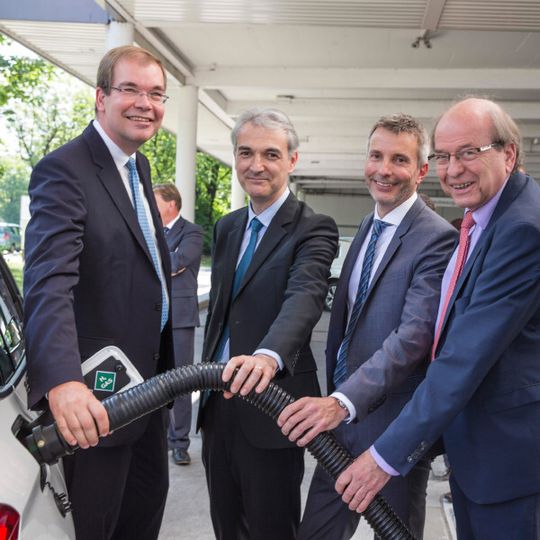 Die weltweit erste Wasserstofftankstelle mit zwei Betankungssystemen, v.l.: Dr. Andreas Opfermann (Linde), Guillaume Larroque (TOTAL), Matthias Klietz (BMW), Dr. Veit Steinle (Bundesministerium für Verkehr und digitale Infrastruktur).