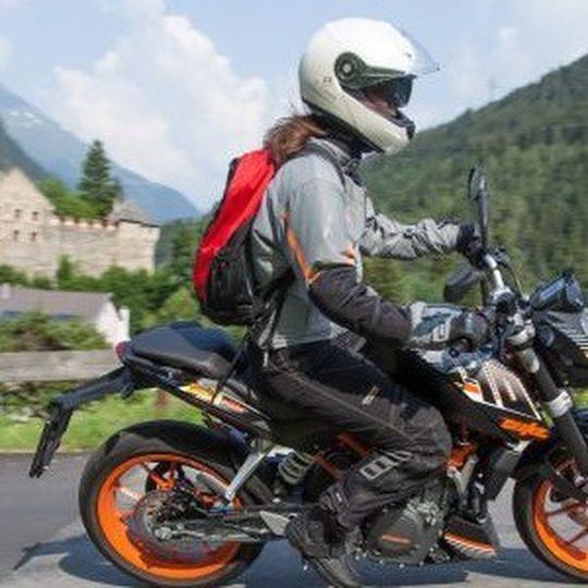 Mit der KTM 390 Duke ist ein ausgesprochen zierliches Modell im Angebot der Testfahrzeuge. Mit der KTM 390 Duke ist ein ausgesprochen zierliches Modell im Angebot der Testfahrzeuge.