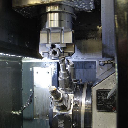 Das Zwei-Backen-Kraftspannfutter in der Drehmaschine spannt Werkstücke auch über Vorsprünge hinweg mit hohen Spannkräften. Das Zwei-Backen-Kraftspannfutter in der Drehmaschine spannt Werkstücke auch über Vorsprünge hinweg mit hohen Spannkräften.