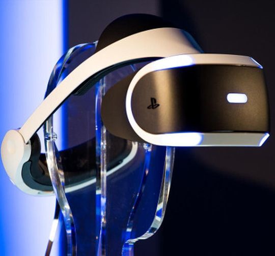 Sonys "Projekt Morpheus", eines der auf der Gamescom gezeigten VR-Konzepte, soll wie seine schärfsten Konkurrenten HTC Vive und Oculus Rift 2016 im Handel erhältlich sein. Sonys "Projekt Morpheus", eines der auf der Gamescom gezeigten VR-Konzepte, soll wie seine schärfsten Konkurrenten HTC Vive und Oculus Rift 2016 im Handel erhältlich sein.