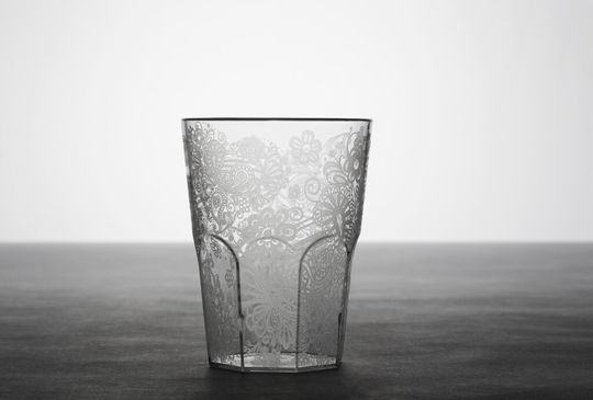 Exemple de texturation réalisé sur un verre grâce à la machine AgieCharmilles LASER 400 de GF Machining Solutions. Exemple de texturation réalisé sur un verre grâce à la machine AgieCharmilles LASER 400 de GF Machining Solutions.