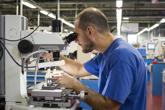 Am Mikroskop werden die VHM-Präzisionswerkzeuge von Mikron Tool SA Agno untersucht, ob das Schliffbild und die Schneidkanten korrekt bearbeitet wurden. Am Mikroskop werden die VHM-Präzisionswerkzeuge von Mikron Tool SA Agno untersucht, ob das Schliffbild und die Schneidkanten korrekt bearbeitet wurden.