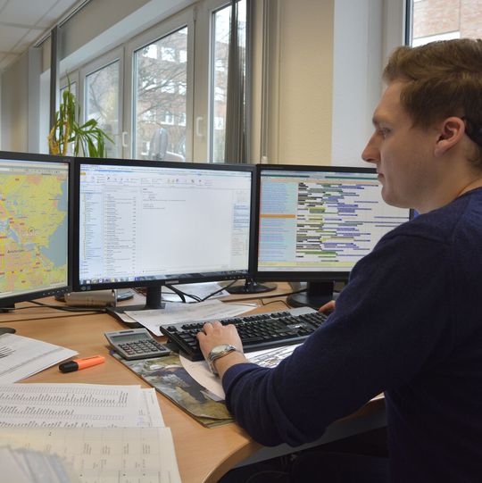 Marlep-Disponent Marlon Roda steuert seine Tanklogistik mit Hilfe von Transics-Telematik. Marlep-Disponent Marlon Roda steuert seine Tanklogistik mit Hilfe von Transics-Telematik.