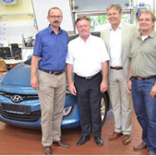 Das Team der Heinrich-Lanz-Schule freut sich über sein neues Schulungsfahrzeug. Das Team der Heinrich-Lanz-Schule freut sich über sein neues Schulungsfahrzeug.