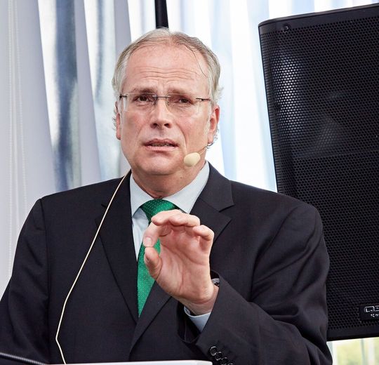 Prof. Andreas Groß, Fraunhofer-IFAM, erklärte den Besuchern der SCA-Kundentage die Anforderungen der kommenden Klebe-Norm DIN 2304-1: „Wenn die Klebung versagt, ist in 90 % der Fälle nicht der Kleber schuld, sondern die Applikationsart.“ Eine Null-Fehler-Produktion sei nur möglich, wenn der Prozess beherrscht werde. Die Qualitätssicherung ist beim Kleben absolut notwendig, so Groß. Prof. Andreas Groß, Fraunhofer-IFAM, erklärte den Besuchern der SCA-Kundentage die Anforderungen der kommenden Klebe-Norm DIN 2304-1: „Wenn die Klebung versagt, ist in 90 % der Fälle nicht der Kleber schuld, sondern die Applikationsart.“ Eine Null-Fehler-Produktion sei nur möglich, wenn der Prozess beherrscht werde. Die Qualitätssicherung ist beim Kleben absolut notwendig, so Groß.