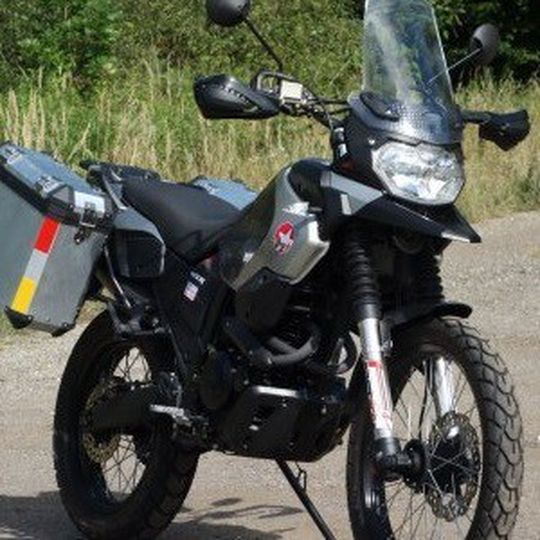 Die Adventure 400 R legt die Nostalgie-Linienführung ab und präsentiert sich in einem etwas moderneren Design. Die Adventure 400 R legt die Nostalgie-Linienführung ab und präsentiert sich in einem etwas moderneren Design.