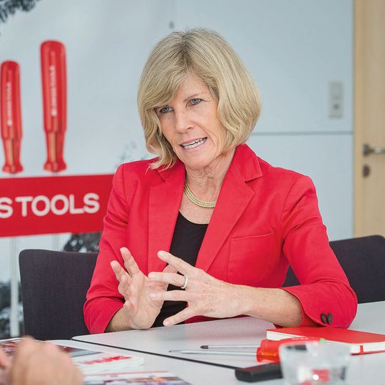 «Nein, ganz klar nein. Wir halten am Produktionsstandort Schweiz fest. » Eva Jaisli, CEO PB Swiss Tools «Nein, ganz klar nein. Wir halten am Produktionsstandort Schweiz fest. » Eva Jaisli, CEO PB Swiss Tools