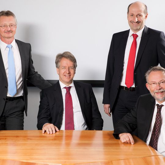 Generationenwechsel – die Geschäftsleitung von Knick Elektronische Messgeräte in neuer Zusammensetzung Generationenwechsel – die Geschäftsleitung von Knick Elektronische Messgeräte in neuer Zusammensetzung