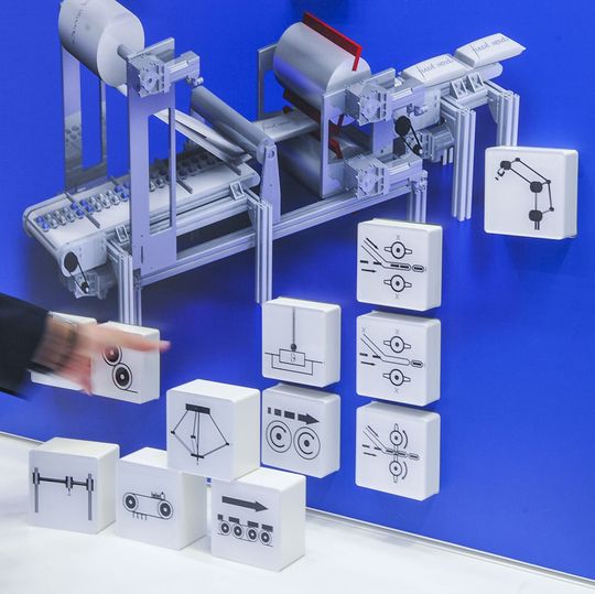 Lenze vereinfacht mit vorgefertigten und getesteten Technologie-Modulen die Realisierung von Maschinen-Funktionalität. Lenze vereinfacht mit vorgefertigten und getesteten Technologie-Modulen die Realisierung von Maschinen-Funktionalität.