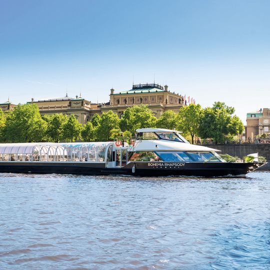 Der 226-PS-Hauptantrieb des Passagierschiffs Bohemia Rhapsody wird um einen elektrischen 110-PS-Nebenantrieb ergänzt, der das Schiff mit Hilfe einer Lithium-Ionen Batterie 30 Minuten bei voller Leistung in Fahrt halten kann.