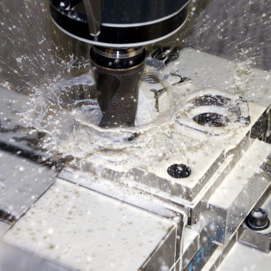 Bis zu 400 kg schwere Werkstücke können auf der Speedio S1000X1 bearbeitet werden. Bis zu 400 kg schwere Werkstücke können auf der Speedio S1000X1 bearbeitet werden.