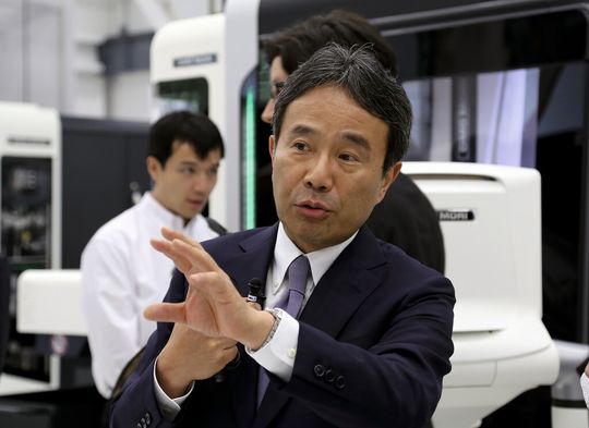 «Ziel für uns ist eine Steigerung der Effizienz. Deshalb haben wir auch in Infrastruktur und Ausstattung investiert», Geschäftsführer DMG Mori Ltd. Dr.-Ing. Masahiko Mori «Ziel für uns ist eine Steigerung der Effizienz. Deshalb haben wir auch in Infrastruktur und Ausstattung investiert», Geschäftsführer DMG Mori Ltd. Dr.-Ing. Masahiko Mori