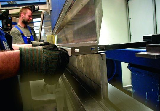 Arbeiten an der Kantmaschine. Dabei unterscheidet man zwischen dem Kanten von flachem Material und dem Kanten von kastenförmigem Material. Egal was auch immer gekantet werden soll – die Gesenkbiegepresse muss für den Bediener sicher sein. Arbeiten an der Kantmaschine. Dabei unterscheidet man zwischen dem Kanten von flachem Material und dem Kanten von kastenförmigem Material. Egal was auch immer gekantet werden soll – die Gesenkbiegepresse muss für den Bediener sicher sein.