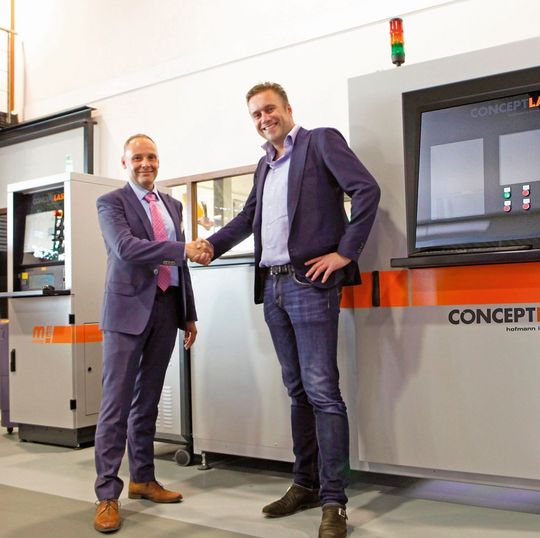Geschäftsabschluss zwischen Jan Floor van Egmond, Direktor von Landré und Erik Blok, CEO der Blok Group (v.l.n.r.) im Showroom von Landré. Geschäftsabschluss zwischen Jan Floor van Egmond, Direktor von Landré und Erik Blok, CEO der Blok Group (v.l.n.r.) im Showroom von Landré.