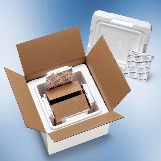 Zur besseren Handhabung kann die EPS-Isolierbox gleich zu Beginn des Verpackungsprozesses in den Umkarton eingesetzt werden. Zur besseren Handhabung kann die EPS-Isolierbox gleich zu Beginn des Verpackungsprozesses in den Umkarton eingesetzt werden.