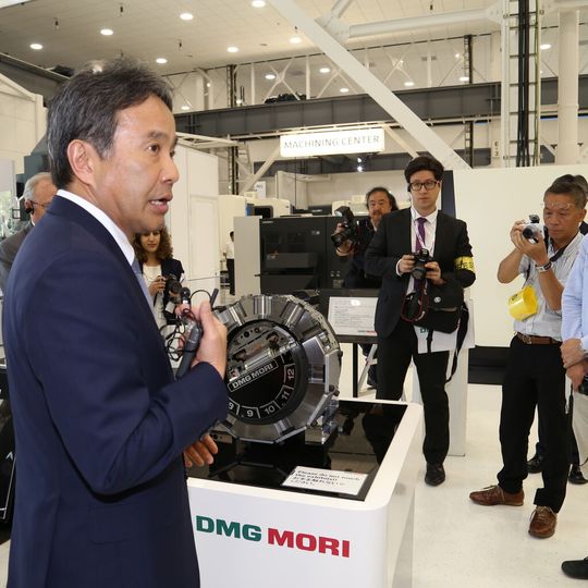 Geschäftsführer DMG Mori Ltd. Dr.-Ing. Masahiko Mori beim Presserundgang durch das neue eröffnete Iga Solution Center. Geschäftsführer DMG Mori Ltd. Dr.-Ing. Masahiko Mori beim Presserundgang durch das neue eröffnete Iga Solution Center.