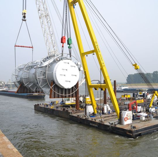 Der Mittelteil der Destillationskolonne wird am Kai entladen .