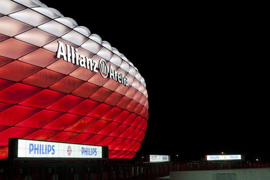Neues Licht für die Allianz-Arena: Ab der Spielsaison 2015/16 erstrahlt die Arena im modernen und effizienten LED-Licht von Philips. Neues Licht für die Allianz-Arena: Ab der Spielsaison 2015/16 erstrahlt die Arena im modernen und effizienten LED-Licht von Philips.
