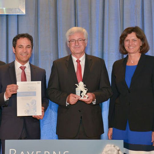 Von links: Johann Gerneth (Vorstand Scheugenpflug), Erich Scheugenpflug (Gründer/Vorstandsvorsitzender Scheugenpflug) und Ilse Aigner (Bayerische Staatsministerin für Wirtschaft, CSU) Von links: Johann Gerneth (Vorstand Scheugenpflug), Erich Scheugenpflug (Gründer/Vorstandsvorsitzender Scheugenpflug) und Ilse Aigner (Bayerische Staatsministerin für Wirtschaft, CSU)