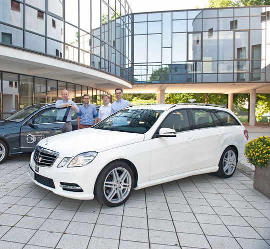 Automatisierte Versuchsfahrzeuge der Universität Ulm mit dem Kernentwicklungsteam. Das neue Auto ist im Vordergrund zu sehen. Automatisierte Versuchsfahrzeuge der Universität Ulm mit dem Kernentwicklungsteam. Das neue Auto ist im Vordergrund zu sehen.