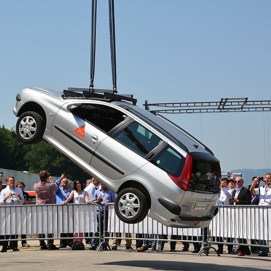 Erst wenige Minuten zuvor wurde die Windschutzscheibe des Peugeot verklebt. Im Test hielt sie das komplette Gewicht des Fahrzeugs. Erst wenige Minuten zuvor wurde die Windschutzscheibe des Peugeot verklebt. Im Test hielt sie das komplette Gewicht des Fahrzeugs.