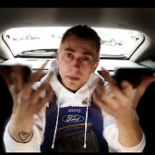 Rapper Izzwo singt den „Steuergeräte-Song“.