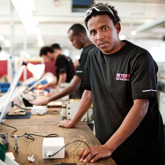 In der Rittal Ausbildungswerkstatt in Eschenburg-Wissenbach erlernen die Flüchtlinge im Vorbereitungspraktikum Grundfertigkeiten der Metall- und Elektrotechnik.