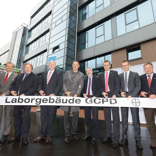 Feierliche Eröffnung des neuen Laborgebäudes (v.r.): Prof. Dr. Busch BHC-Forschungsvorstand, Dr. Fleßner, Dr. Jelich Standortleiter Bayer Wuppertal, Staatssekretär Dr. Horzetzky, Oberbürgermeister Jung, Dr. Henck, Dr. Ohm, Dr. Queckenberg Feierliche Eröffnung des neuen Laborgebäudes (v.r.): Prof. Dr. Busch BHC-Forschungsvorstand, Dr. Fleßner, Dr. Jelich Standortleiter Bayer Wuppertal, Staatssekretär Dr. Horzetzky, Oberbürgermeister Jung, Dr. Henck, Dr. Ohm, Dr. Queckenberg