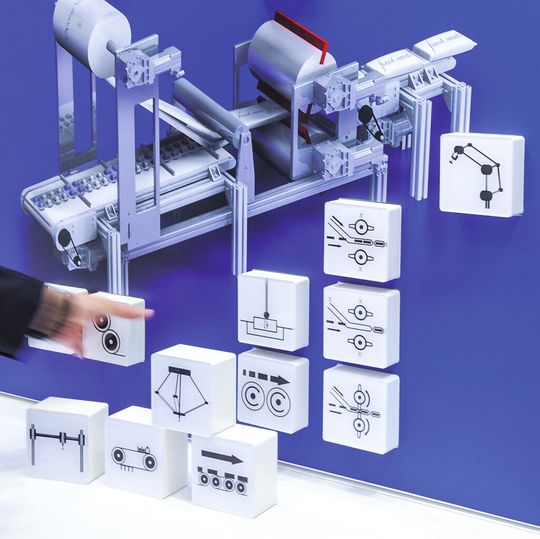 Lenze vereinfacht mit vorgefertigten und getesteten Technologie-Modulen die Realisierung von Maschinen-Funktionalität. Lenze vereinfacht mit vorgefertigten und getesteten Technologie-Modulen die Realisierung von Maschinen-Funktionalität.