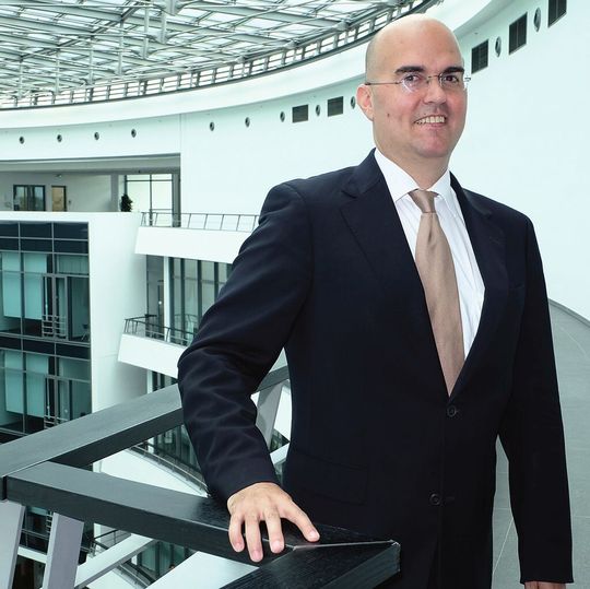 Dr. Christian Patron, Leiter Digitalisierung Produktion, BMW Group: „In der Automobilindustrie sind viele Dinge, die mit dem Label Industrie 4.0 versehen werden, bereits Realität.“ Dr. Christian Patron, Leiter Digitalisierung Produktion, BMW Group: „In der Automobilindustrie sind viele Dinge, die mit dem Label Industrie 4.0 versehen werden, bereits Realität.“