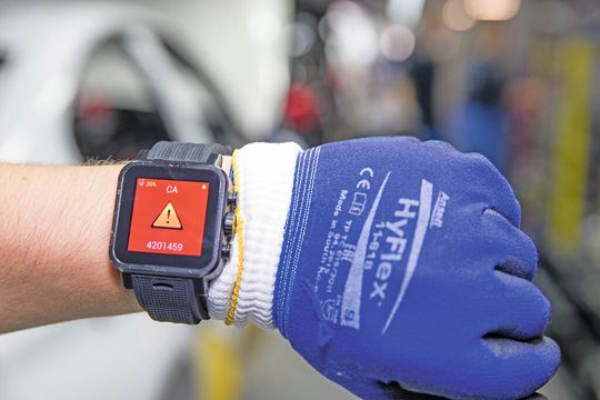 Kontextsensitive Assistenzsysteme: Smartwatches alarmieren den Mitarbeiter, wenn sich ein Fahrzeug mit außergewöhnlichen Anforderungen nähert.