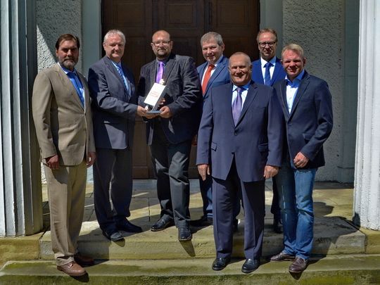 Parnerschaft (v.l.): Frank Bruns, SE Spezial; Christian Stiller, Schaffner; Ralph Somieski, SE Spezial; Ulrich Stitz, Schaffner; Martin Golik, Rolf Aschhoff und Christopher Wuttke, alle SE Spezial-Electronic Parnerschaft (v.l.): Frank Bruns, SE Spezial; Christian Stiller, Schaffner; Ralph Somieski, SE Spezial; Ulrich Stitz, Schaffner; Martin Golik, Rolf Aschhoff und Christopher Wuttke, alle SE Spezial-Electronic