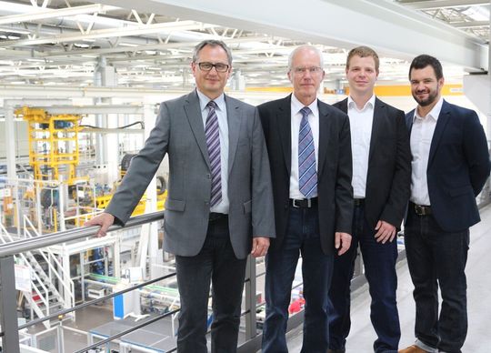 v.l. Matthias Schaffeld (Miele), Martin Fuchs (Miele), Jens Eickmeyer (Fraunhofer) und David Schaffranek (Fraunhofer) vor der Spülraumfertigung im Werk Bielefeld. v.l. Matthias Schaffeld (Miele), Martin Fuchs (Miele), Jens Eickmeyer (Fraunhofer) und David Schaffranek (Fraunhofer) vor der Spülraumfertigung im Werk Bielefeld.