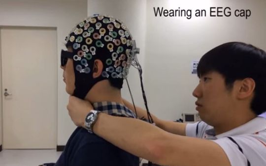 Wissenschaftler können ein Exoskelett über Hirnströme steuern. Zum Einsatz kommt ein sogenanntes Brain Computer Interface.