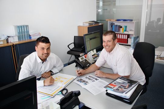Gennaro Frontino (links) und Patrik Bryner freuen sich über die Möglichkeit, ihren Kunden Vorteilebezüglich Termin und Endkosten Ihrer Werkstücke bieten zu können. Gennaro Frontino (links) und Patrik Bryner freuen sich über die Möglichkeit, ihren Kunden Vorteilebezüglich Termin und Endkosten Ihrer Werkstücke bieten zu können.