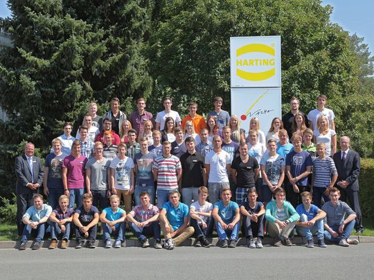 HARTING Ausbildungsleiter Nico Gottlieb (links) und Vorstand Dr. Michael Pütz (rechts) begrüßten die neuen Auszubildenden und Dualen Studenten.