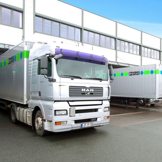 Logistikzentrum von Phoenix Contact in Blomberg. Über 30.000 dort bevorratete Artikel sind bereits am nächsten Tag verfügbar. Logistikzentrum von Phoenix Contact in Blomberg. Über 30.000 dort bevorratete Artikel sind bereits am nächsten Tag verfügbar.