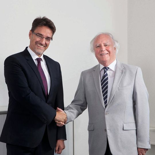 Der ehemalige Geschäftsführer von Romaco Innojet Herbert Hüttlin (rechts) und sein Nachfolger Zeljko Pockaj. Der ehemalige Geschäftsführer von Romaco Innojet Herbert Hüttlin (rechts) und sein Nachfolger Zeljko Pockaj.