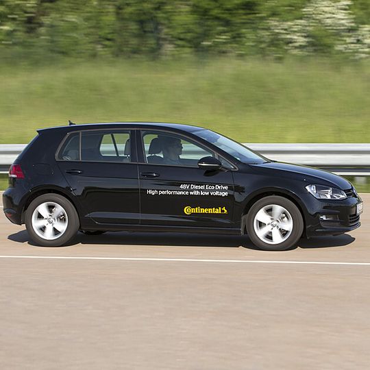 Continental präsentiert auf der IAA ein Demonstratorfahrzeug mit seiner 48 V Eco Drive Technologie in ein Mittelklassemodell mit 1,6 l TDI Antrieb. Continental präsentiert auf der IAA ein Demonstratorfahrzeug mit seiner 48 V Eco Drive Technologie in ein Mittelklassemodell mit 1,6 l TDI Antrieb.