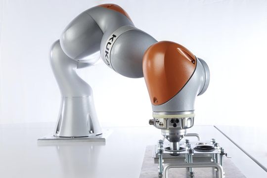 Grâce à sa grande sensibilité le LBR iiwa peut accomplir des tâches autrefois réservées aux humains. Grâce à sa grande sensibilité le LBR iiwa peut accomplir des tâches autrefois réservées aux humains.