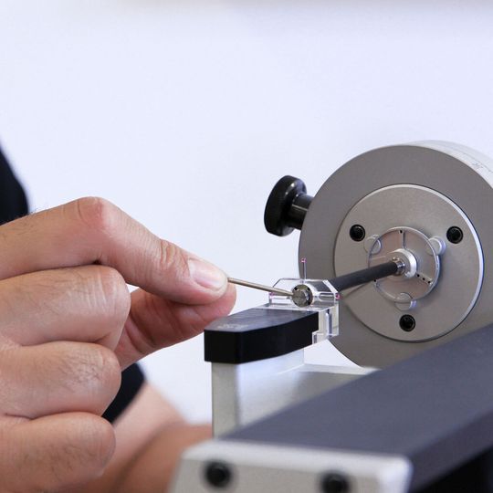 Fix-Assist mit Sternadapter beim Fixieren des Tastersystems. Fix-Assist mit Sternadapter beim Fixieren des Tastersystems.