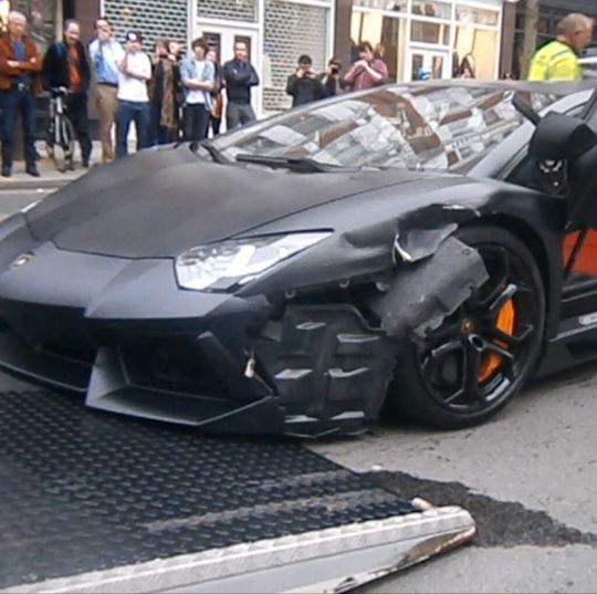 Das wird teuer: Jähes Ende einer Spritztour mit dem CFK-Flitzer...Weil die Automobilindustrie auch bei Serienfahrzeugen immer öfter auf dieses Leichtbaumaterial zurückgreift, müssen sich Kfz-Werkstätten in puncto Reparatur-Know-how dahingehend anpassen. Das IKV an der RWTH Aachen University arbeitet deshalb an einem Großprojekt mit 7 weiteren Instituten, um dieser Entwicklung Rechnung zu tragen und Möglichkeiten zur wirtschaftlichen und vor allem sicherheitsgemäßen Reparatur von CFK dominierten Kfz zu eruieren.