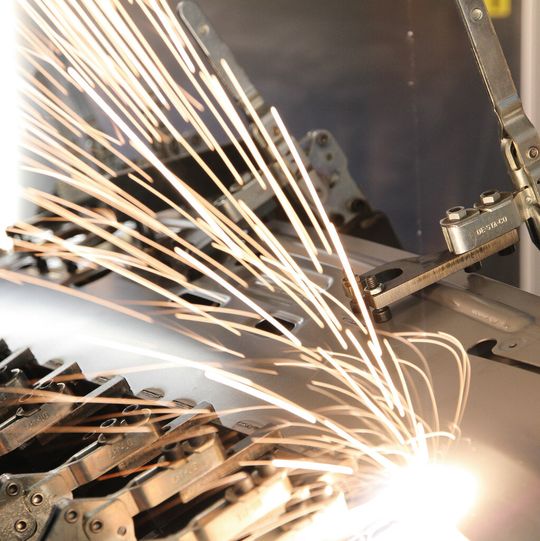 Laser-Remote-Schweißen von Pkw-Dachbauteilen im Laserzentrum von Bergmann & Steffen. Laser-Remote-Schweißen von Pkw-Dachbauteilen im Laserzentrum von Bergmann & Steffen.