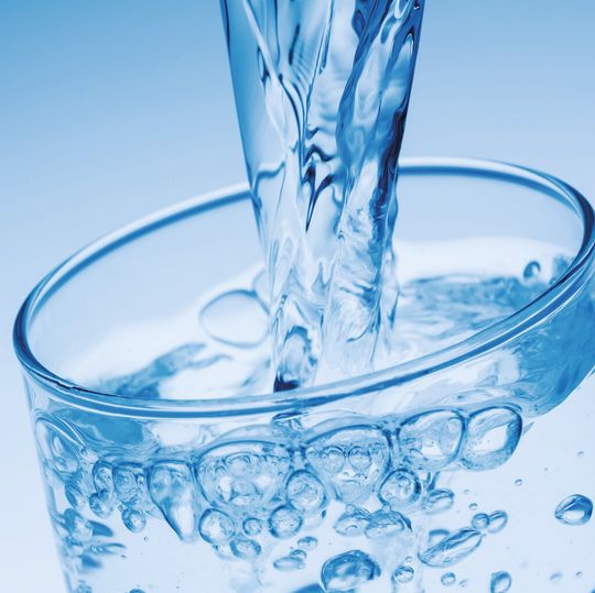 Um Grenzwerte einzuhalten und dabei eine hohe Trinkwasserqualität sicherzustellen, statten immer mehr Wasserwerke ihre Anlagen mit Visualisierungssystemen aus. Um Grenzwerte einzuhalten und dabei eine hohe Trinkwasserqualität sicherzustellen, statten immer mehr Wasserwerke ihre Anlagen mit Visualisierungssystemen aus.