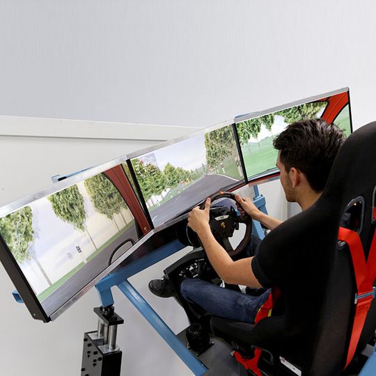 Besucher können am Fahrdynamiksimulator ihr individuelles Fahrverhalten live erleben – Fahrdynamikregel- und Fahrerassistenzsysteme inklusive. Besucher können am Fahrdynamiksimulator ihr individuelles Fahrverhalten live erleben – Fahrdynamikregel- und Fahrerassistenzsysteme inklusive.