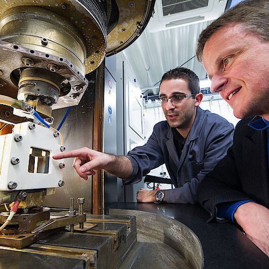 An der Saar-Uni forschen Ingenieure in unterschiedlichen Bereichen: Prof. Dirk Bähre (r.) und Dipl.-Ing. Olivier Weber arbeiten zum Beispiel an einem Verfahren, das es ermöglicht, maßgefertigte Metall-Bauteile in großer Zahl günstig herzustellen.