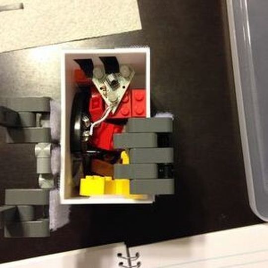 Eine Lego-Vorrichtung erlaubt es, eine kugelförmige Vergrößerungslinse an die Smartphone-Kamera zu montieren. Dadurch ist es möglich, mikroskopische Aufnahmen des Blutes zu erstellen.