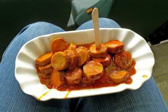 Currywurst ist einfach der Hit! Der Klassiker landet – neben dem berühmt berüchtigen Schnipo (Schnitzel mit Pommes) – bei 13 Prozent der Berufstätigen in der Mittagspause auf dem Teller. Currywurst ist einfach der Hit! Der Klassiker landet – neben dem berühmt berüchtigen Schnipo (Schnitzel mit Pommes) – bei 13 Prozent der Berufstätigen in der Mittagspause auf dem Teller.