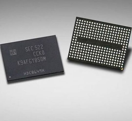 Die neuen 48-lagigen V-NAND-Speicher mit 256-GBit-Kapazität Die neuen 48-lagigen V-NAND-Speicher mit 256-GBit-Kapazität